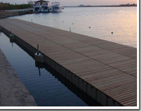 pontile galleggiante con legno sopra