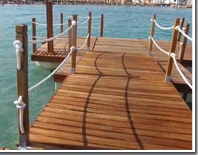 pontile galleggiante con legno sopra