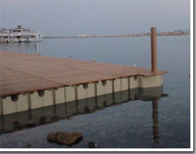 pontile galleggiante con legno sopra