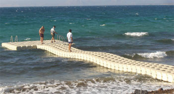 moletti e piattaforme galleggianti smontabili. Pontili da riva al mare galleggianti modulari smontabili