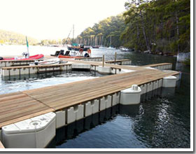 pontile galleggiante con legno sopra